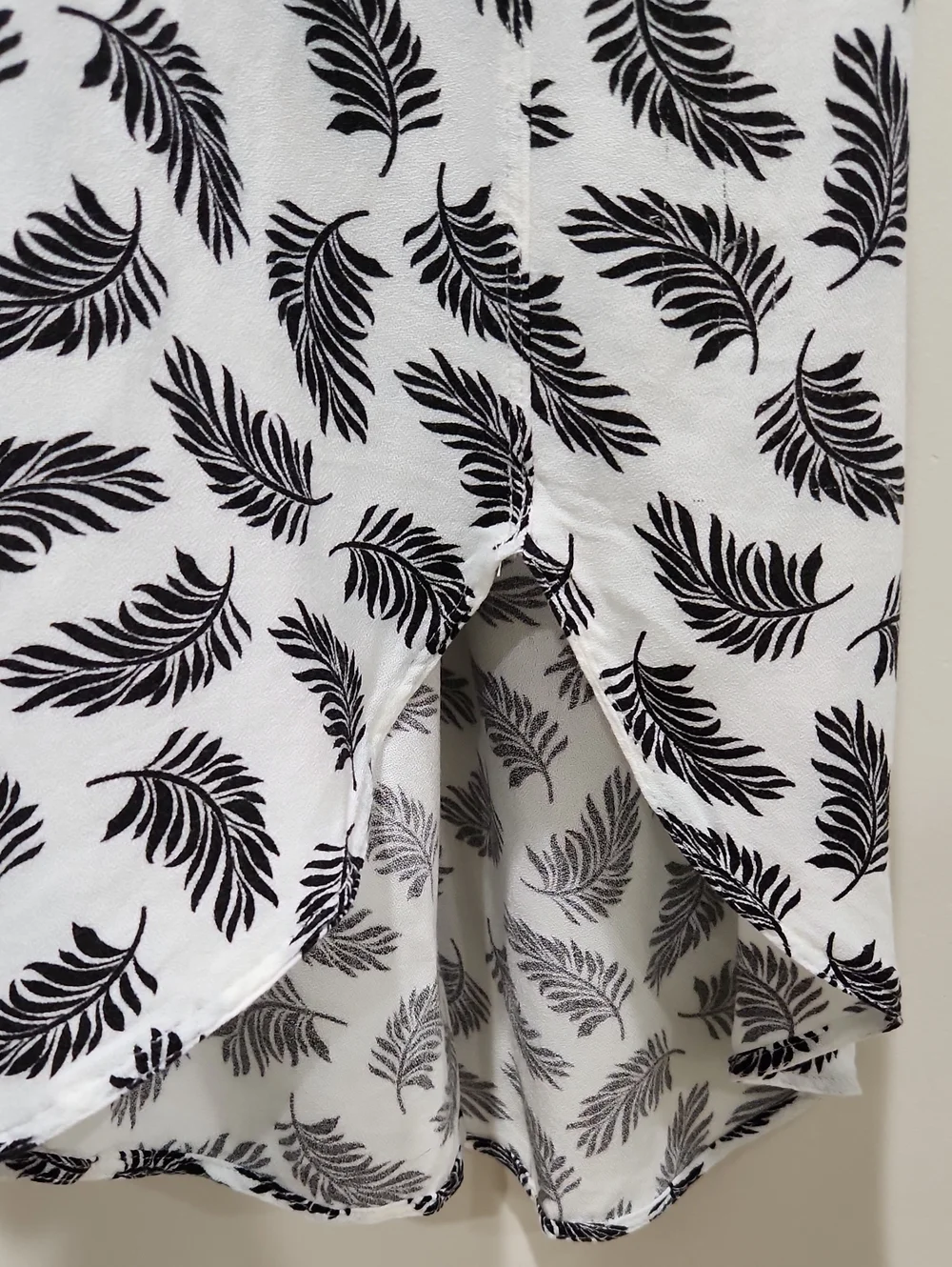 H&M White Skirt with Black Leaf Print and Drawstring Size L